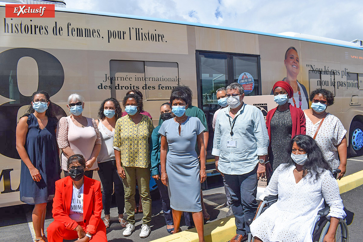 Devant un bus Citalis avec Ericka Bareigts et Gérard Françoise Devant un bus Citalis avec Ericka Bareigts et Gérard Françoise