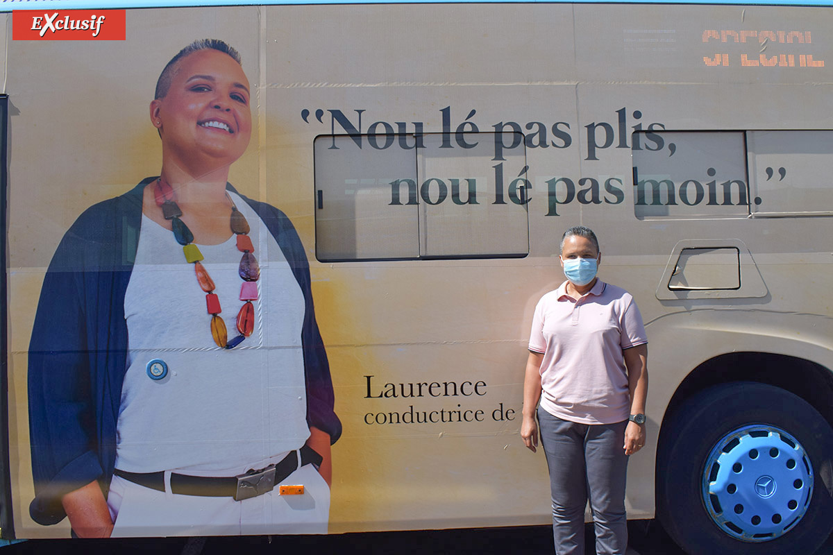 Laurence en photo sur le bus, et Laurence en photo en vrai! Laurence en photo sur le bus, et Laurence en photo en vrai!