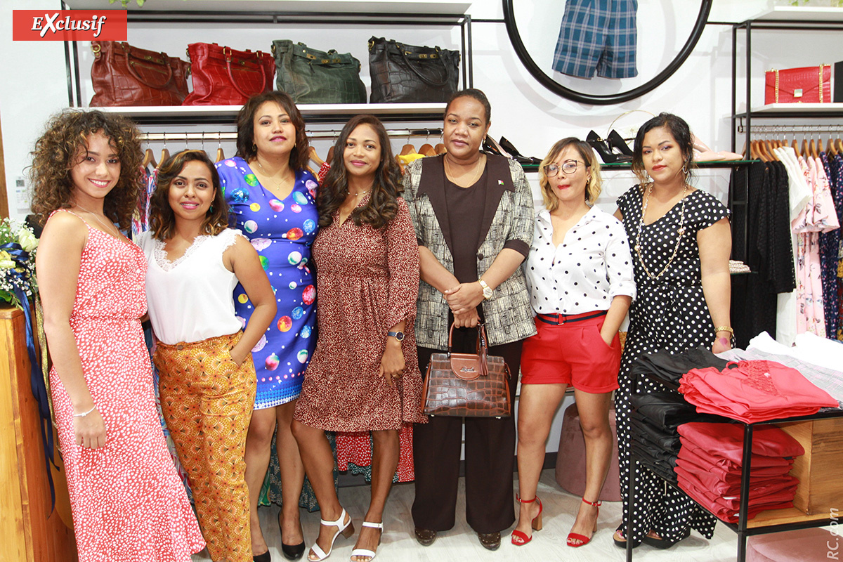 Photo de famille avec les amies présentes Photo de famille avec les amies présentes