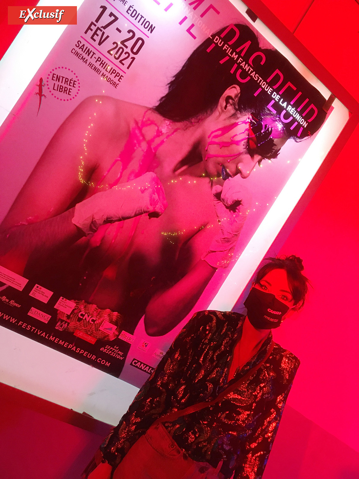 Aurélia devant l'affiche de la 11ème édition de son festival Aurélia devant l'affiche de la 11ème édition de son festival