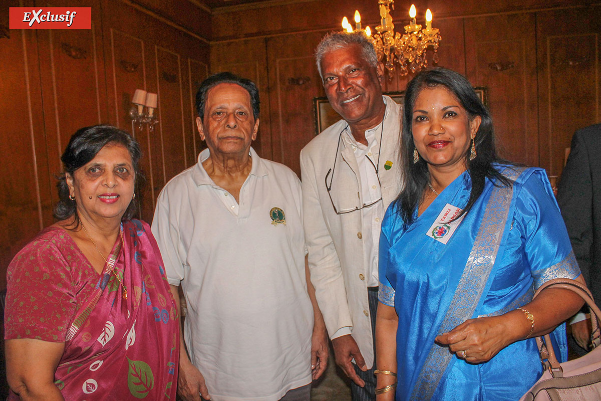 Sarojini et Anerood Jugnauth avec ses invités réunionnais