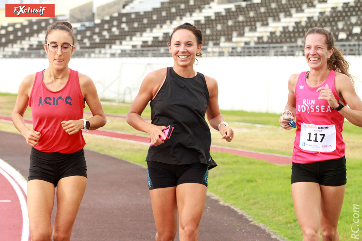 Emma Métro (en noir), Julie Avril (en rouge), et une autre athlète en plein échauffement