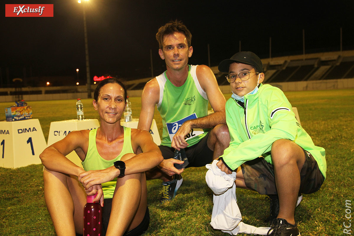 Médaillée d'or sur le 5000m, Frédérique Weigel félicitée par son mari Gislain et son fils Gurvan. L'athlétisme en famille.