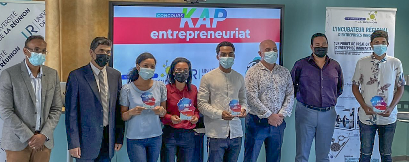 Les responsables présents avec les 4 gagnant.e.s Kap Entrepreunariat