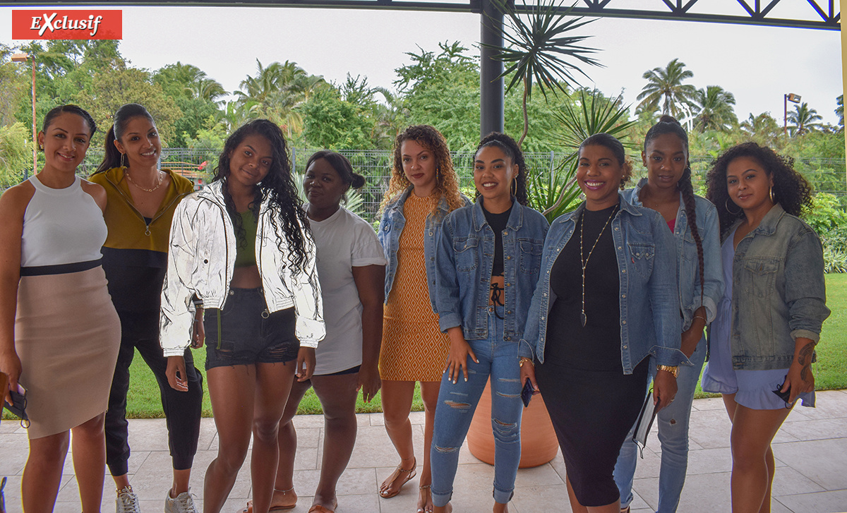 Quelques collaboratrices d'Orange Réunion et des danseuses pour le tournage d'une vidéo