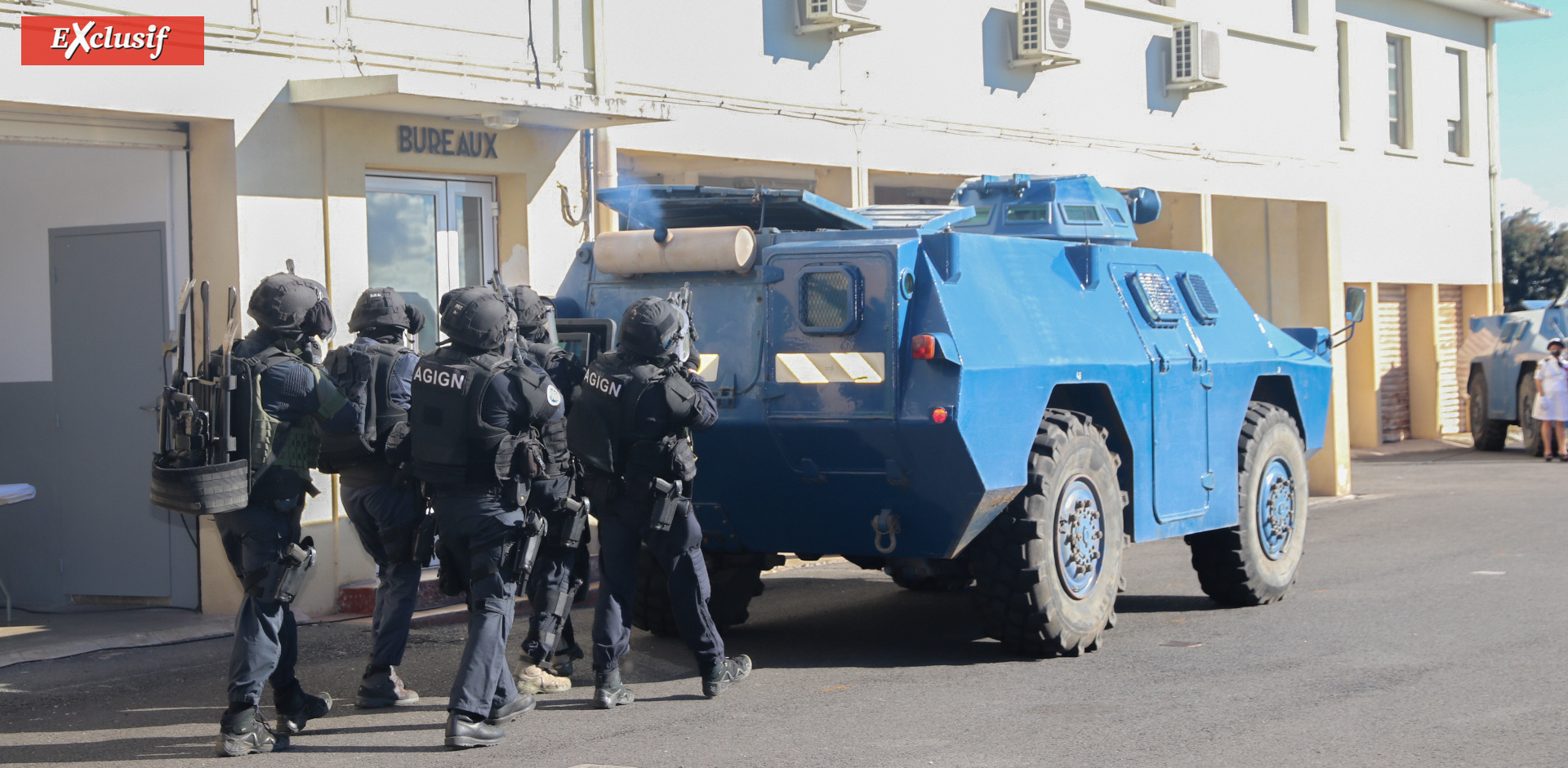 Le GIGN en ordre de marche pour une intervention au 2ème étage du bâtiment