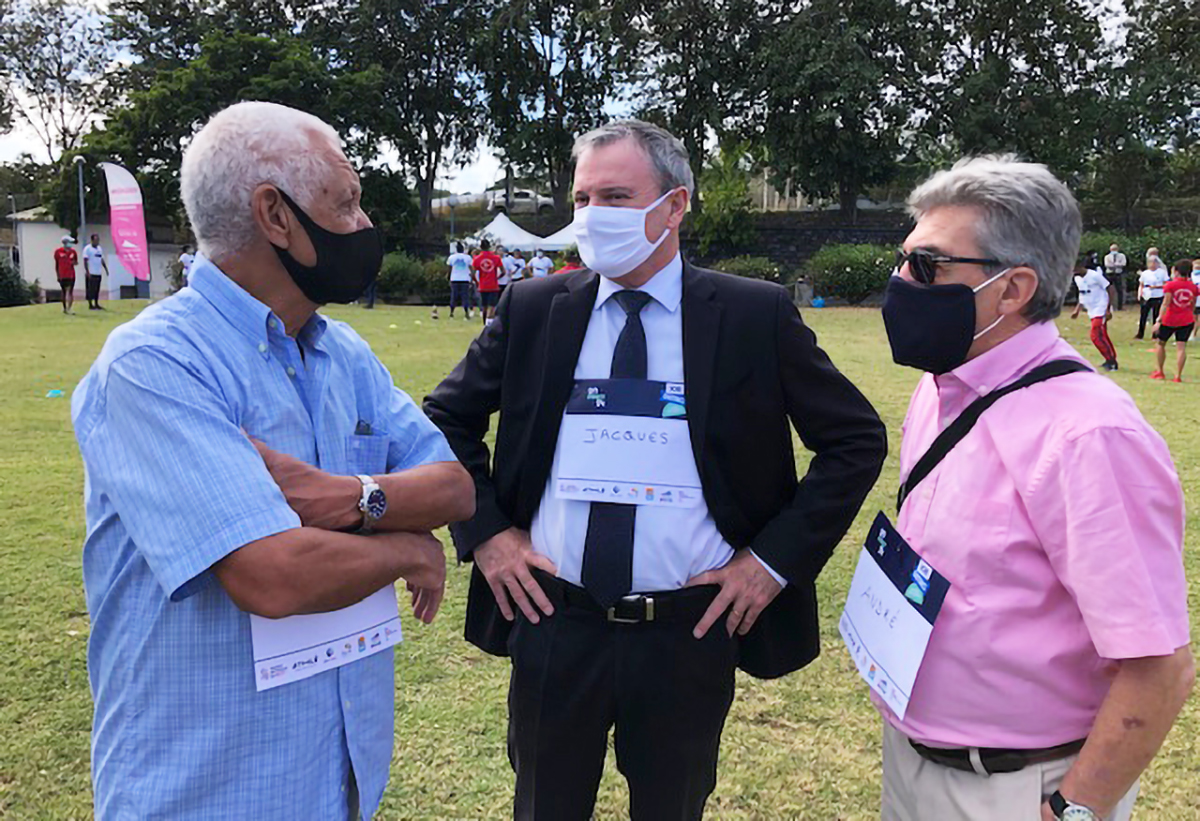 Le Préfet de La Réunion Jacques Billant, entouré d'André Giraud, président de la FFA, et Jean-Claude Prianon, président de la LRA