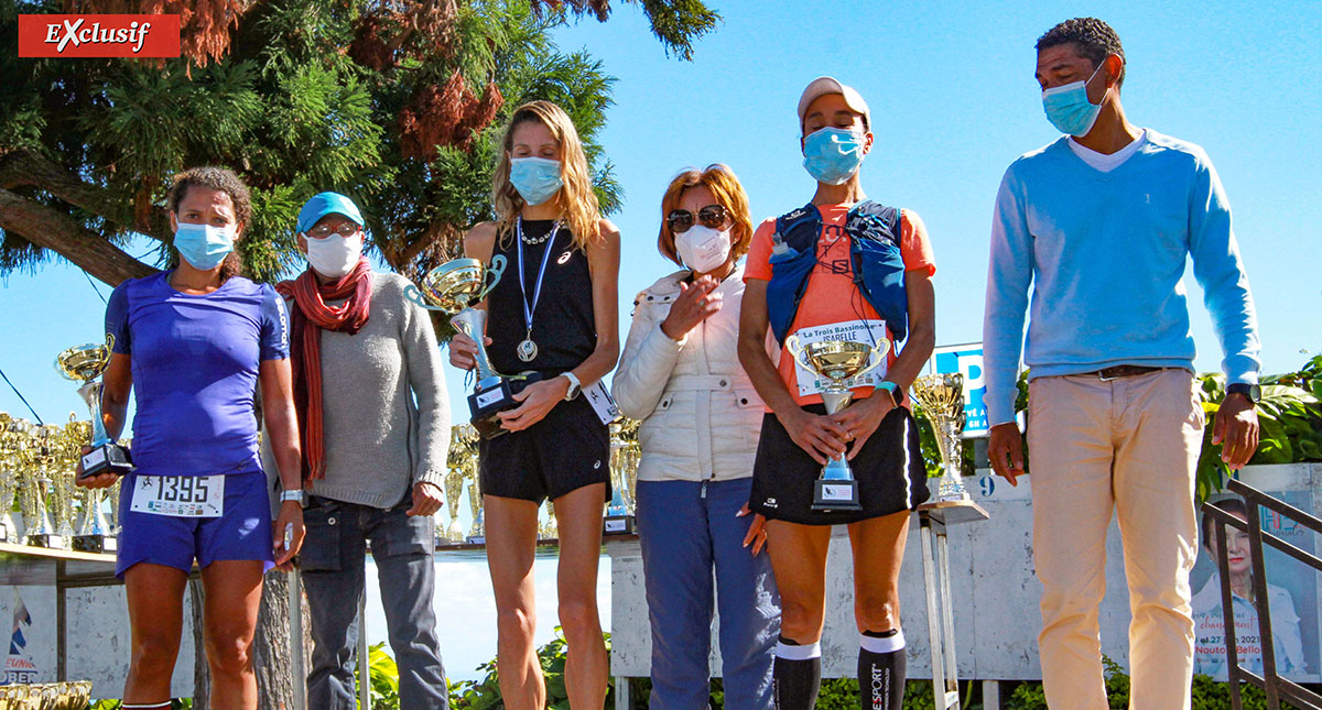 Victoria Devouge, Isabelle Lamy, Fleur Santos Da Silva, tel est le podium des 25 km. Avec les félicitations de Nicaise Contau, présidente de l'ASCTB, et Bruno Vaïti, adjoint au maire de Trois-Bassins