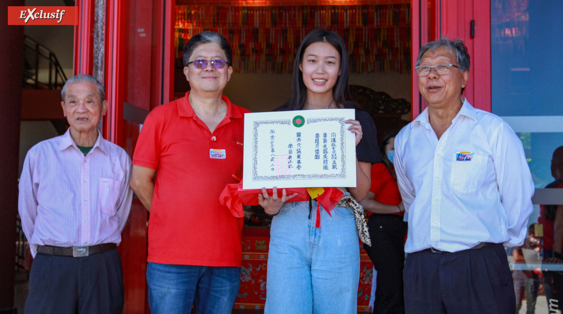 Michel Lam-Wan-Shum, Victor Chan-Nam, coordonnateur de l'opération, Alice (nouvelle bachelière) et Alex How-Choong, président de l'association Guandi