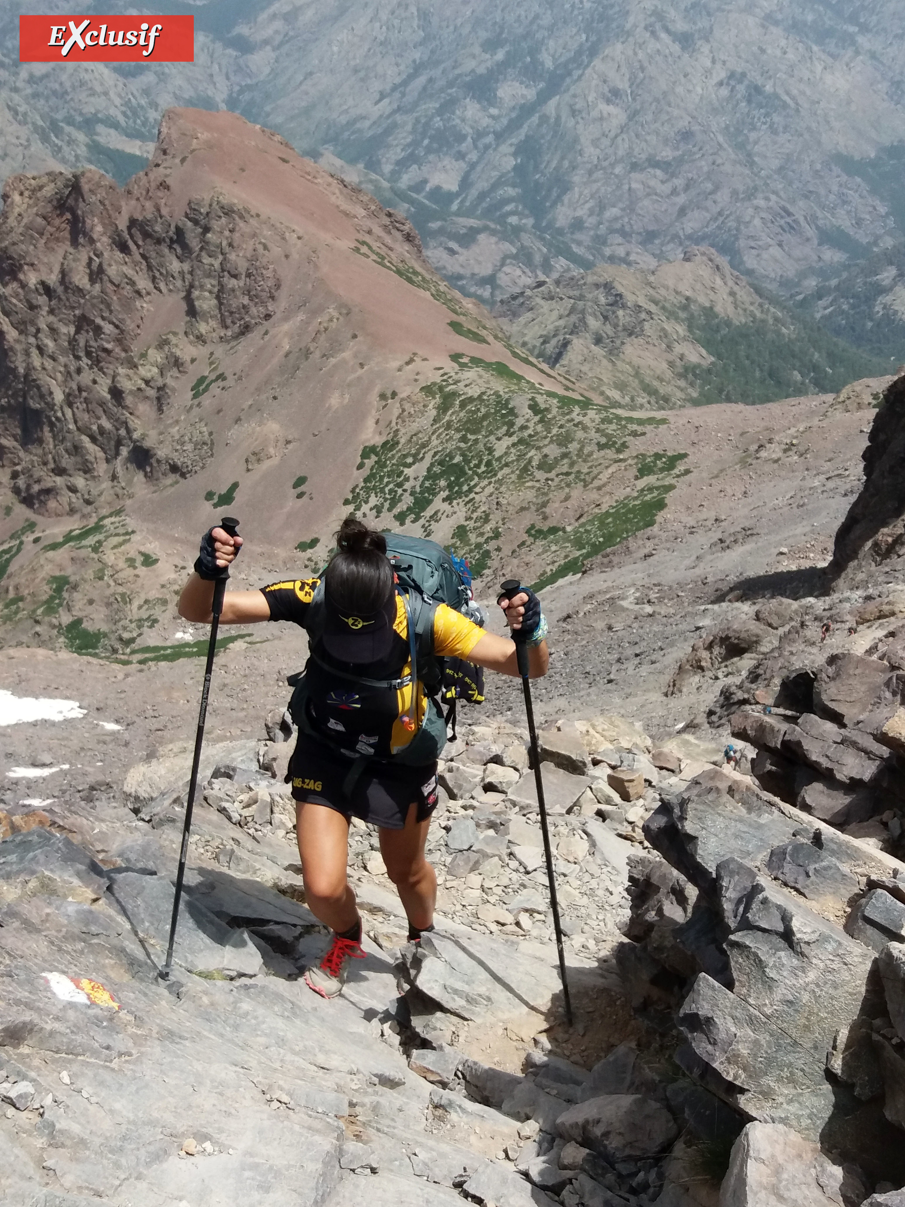 Interminable grimpette dans les pierriers. Zagathe pousse sur ses bâtons! Interminable grimpette dans les pierriers. Zagathe pousse sur ses bâtons!