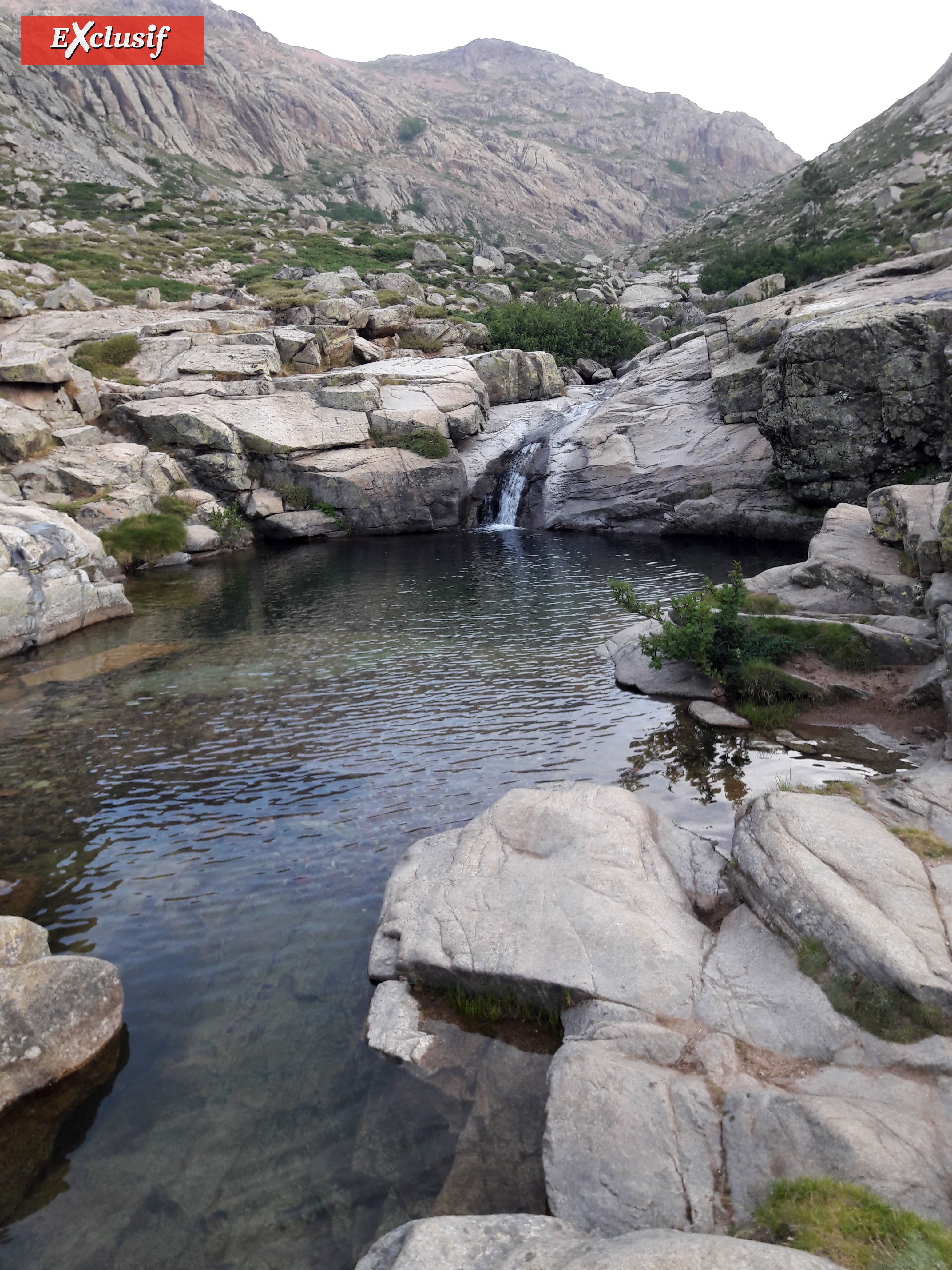 On ne mettra que nos pieds dans cette petite rivière, créée par l'eau glacée de la fonte des neiges On ne mettra que nos pieds dans cette petite rivière, créée par l'eau glacée de la fonte des neiges