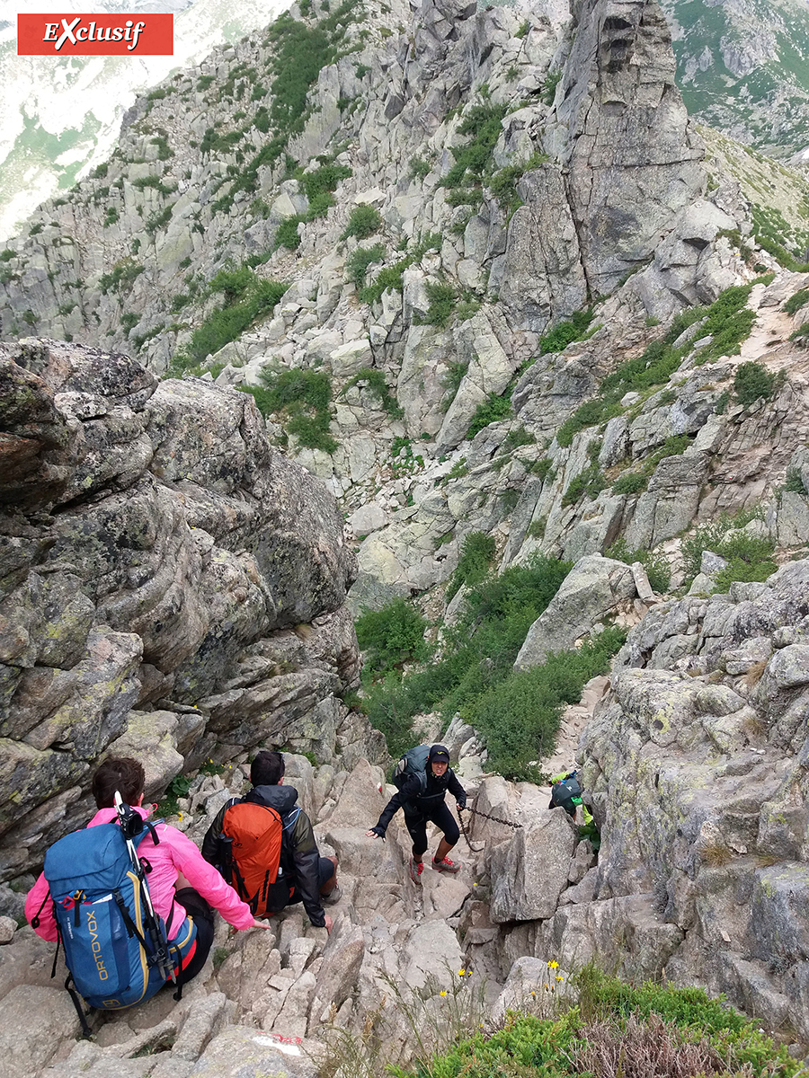 Brèche de Capitellu, descente périlleuse en rappel sur une chaîne… Brèche de Capitellu, descente périlleuse en rappel sur une chaîne…