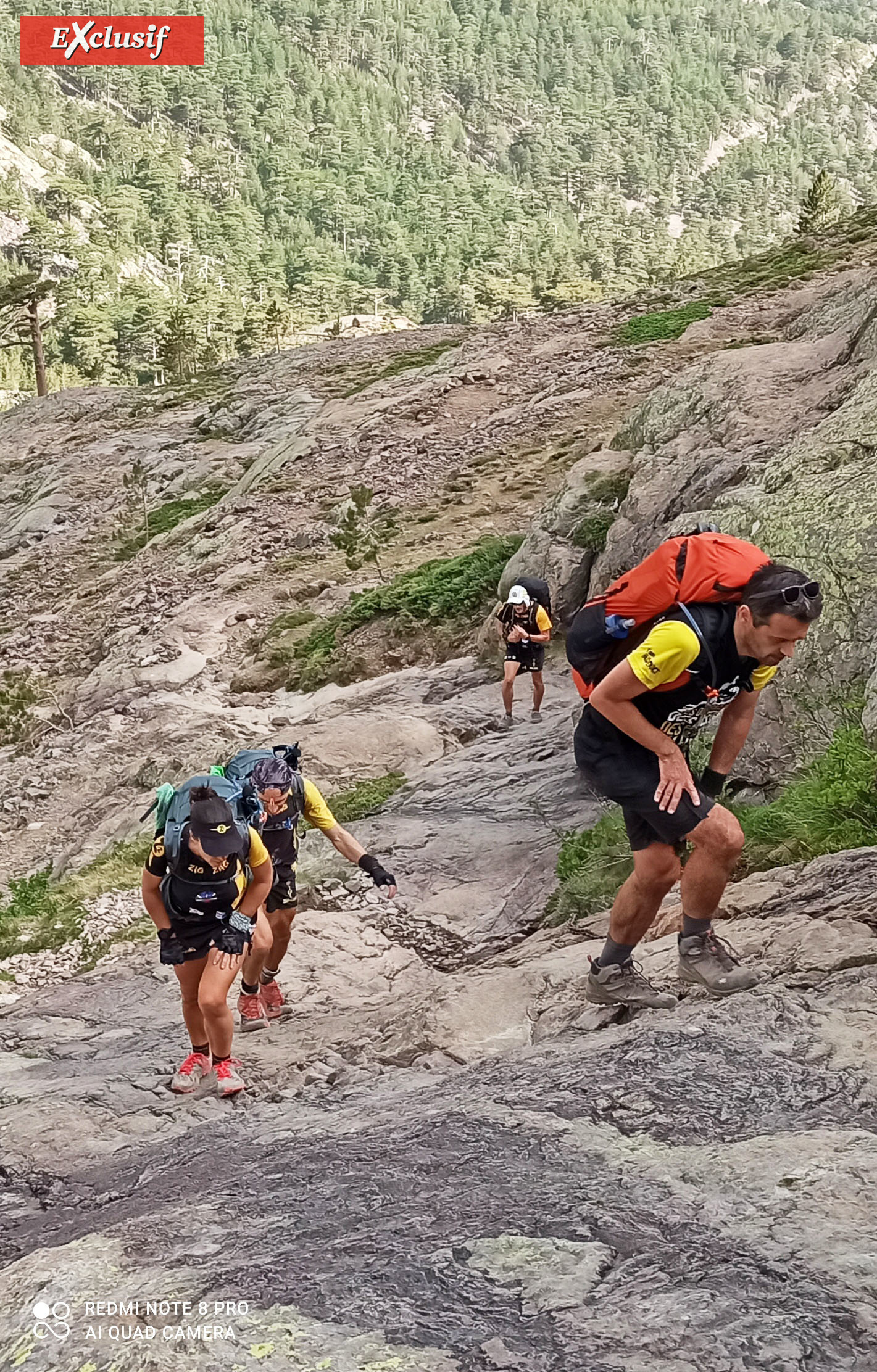 Fabrice, Zagathe, Yann et Djé. Le dénivelé est rude! On pousse sur les cuisses! Fabrice, Zagathe, Yann et Djé. Le dénivelé est rude! On pousse sur les cuisses!