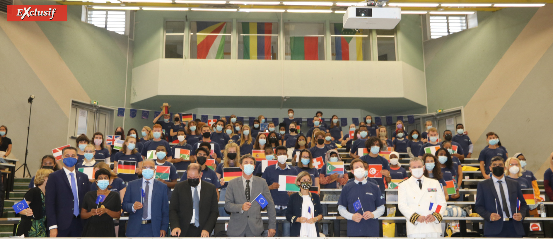 Un amphi décoré avec des drapeaux de toutes nationalités