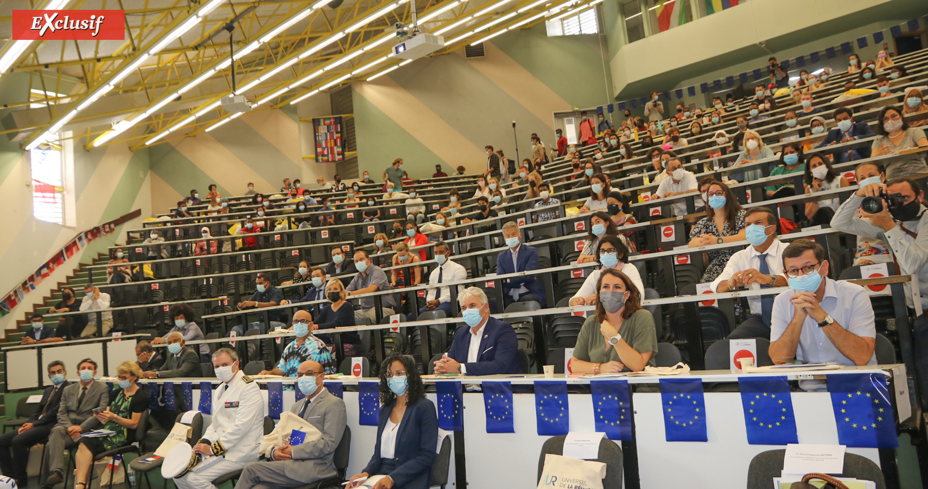 Un amphi plein dans le respect des gestes barrières
