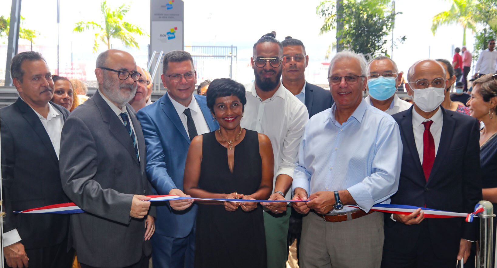 La coupure de ruban avec les officiels avec de gauche à droite: Mickaël Martin, directeur de la Nordev, François Javel, président de la Nordev, Eric Ferrère, vice-président du Département, Ericka Bareigts, maire de Saint-Denis, Frédéric Maillot, vice-président de la Région, Maurice Gironcel, président de la Cinor, et Philippe Naillet, député