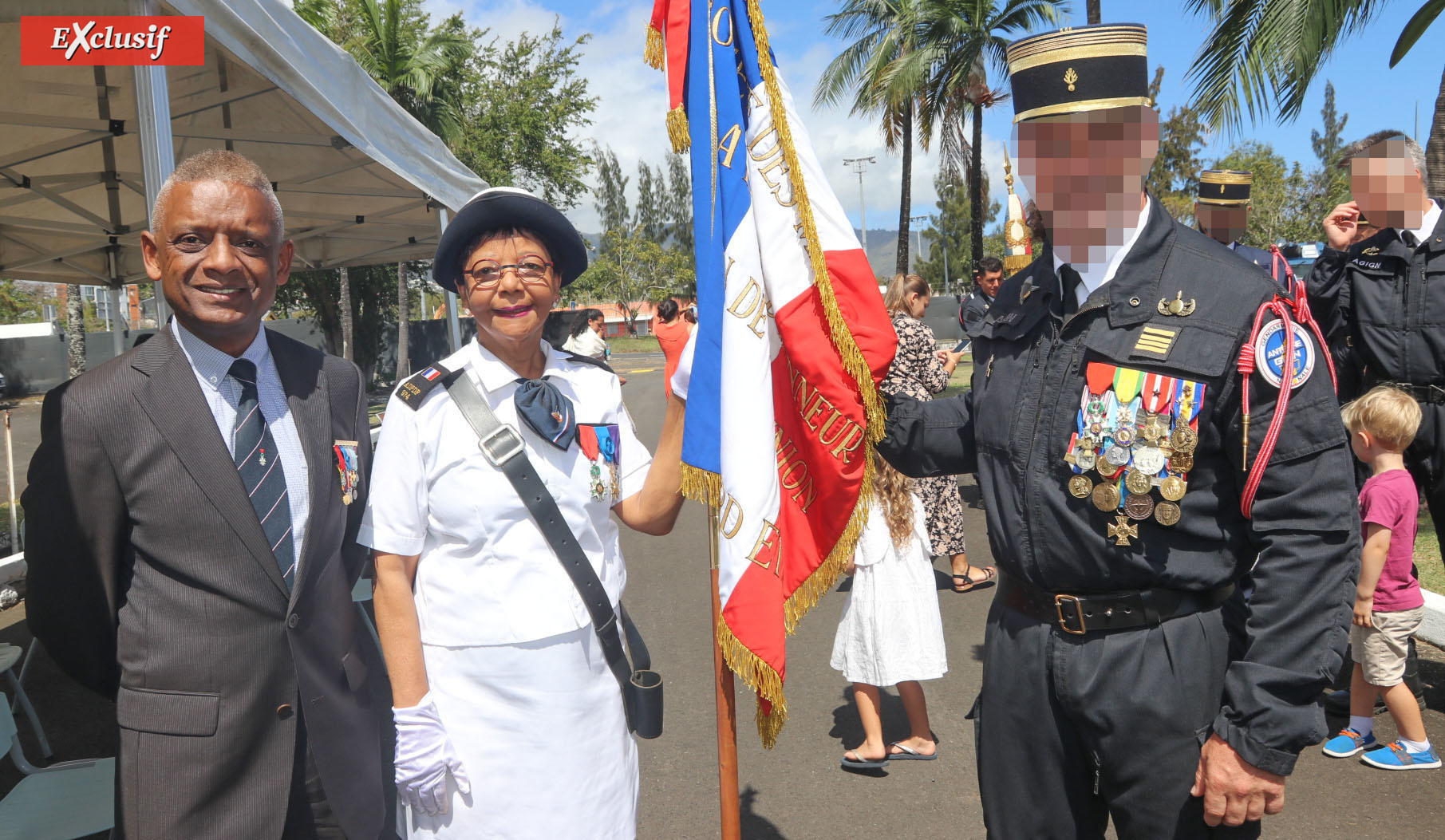 Ary Langenier, président de la section locale de la Société des Membres de la Légion d'Honneur, Dominique Dambreville, porte drapeau, et le chef d'escadron Jean-Michel, commandant le GIGN Réunion