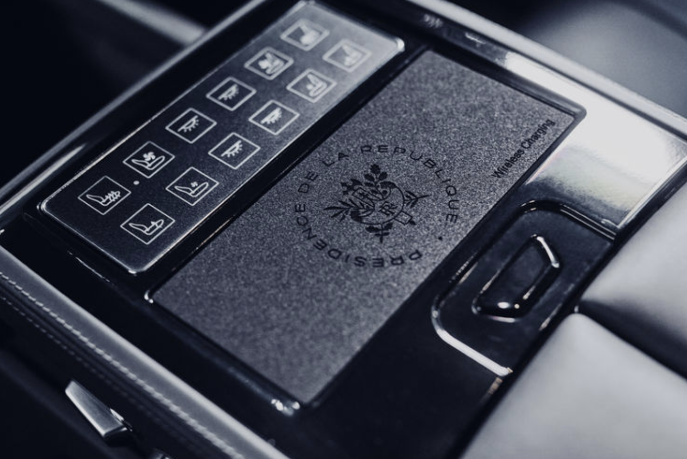 Signée "Présidence de la République", une voiture unique