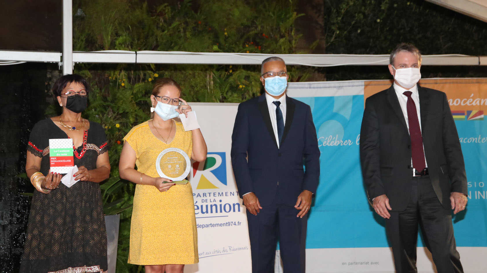 Dominique Dambreville, directrice du Centre de Lecture du Brûlé, Sharonne Paul, la lauréate, Cyrille Melchior, président du Département, et Jacques Billant, Préfet de La Réunion