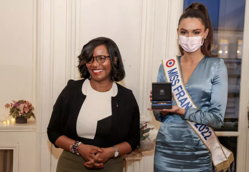 Elisabeth Moreno, Ministre déléguée auprès du Premier ministre, chargée de l'Égalité entre les femmes et les hommes, de la Diversité et de l'Égalité des chances, et Diane Leyre, Miss France 2022, avec sa médaille