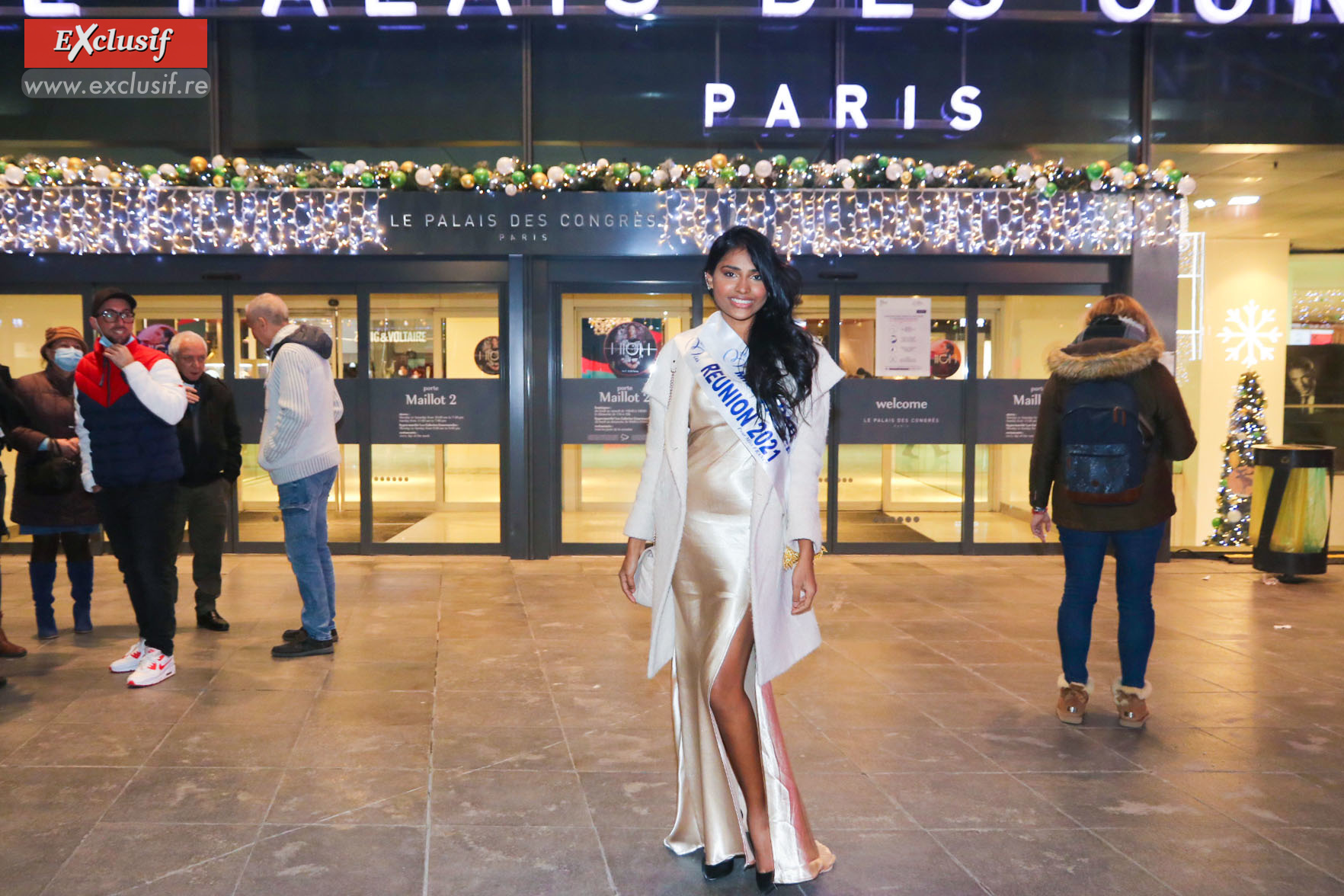 Miss Réunion devant le Palais des Congrès