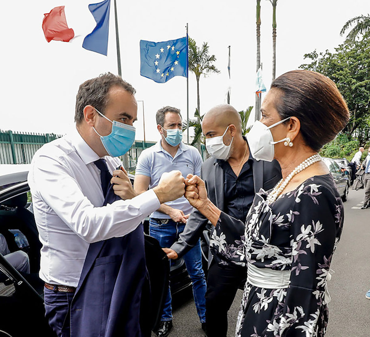 Sébastien Lecornu et Huguette Bello ont checké, pour se dire bonjour et en même temps valider leur accord