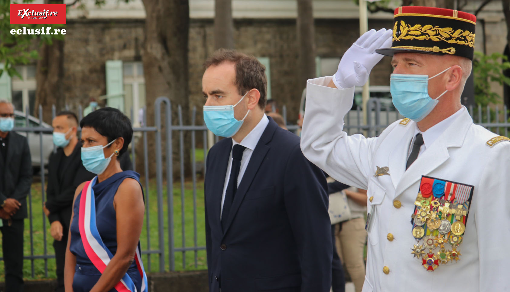 Ericka Bareigts, maire de Sainte-Denis, Sébastien Lecornu, Ministre des Outre-mer, et le général Laurent Cluzel, commandant supérieur des FAZSOI