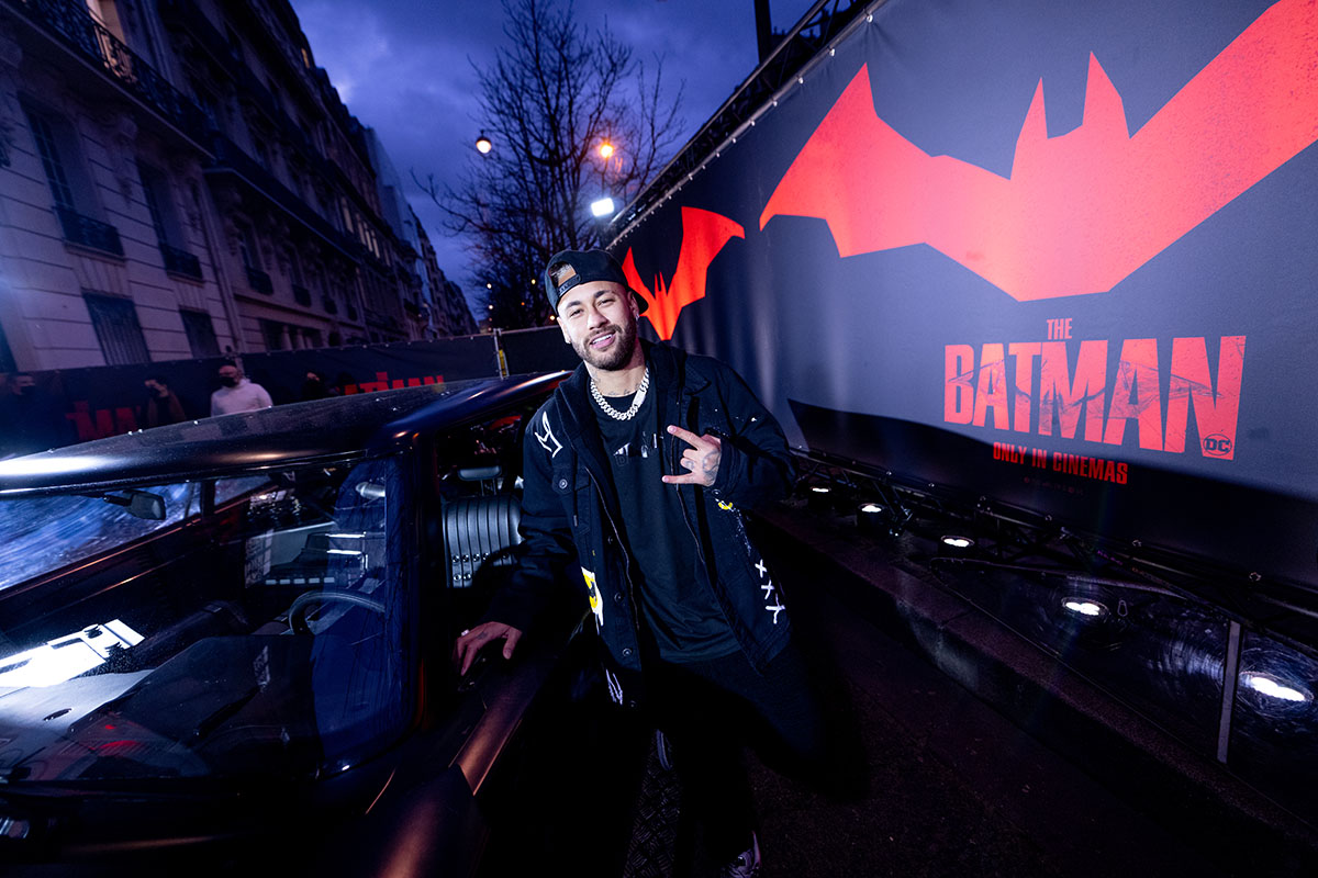 #The Batman: Robert Pattinson et Zoë Kravitz ont fait découvrir la Batmobile à Neymar