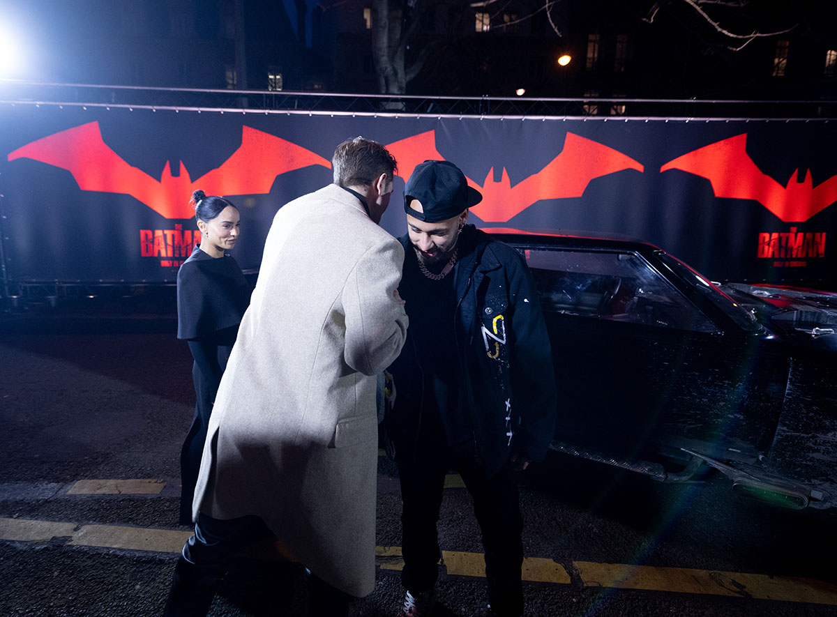 #The Batman: Robert Pattinson et Zoë Kravitz ont fait découvrir la Batmobile à Neymar