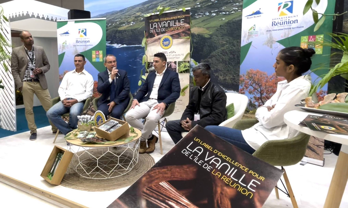 Le vice-président Serge Hoarau a fait la présentation sur le stand du Département au Village Réunion (photo Com CD)
