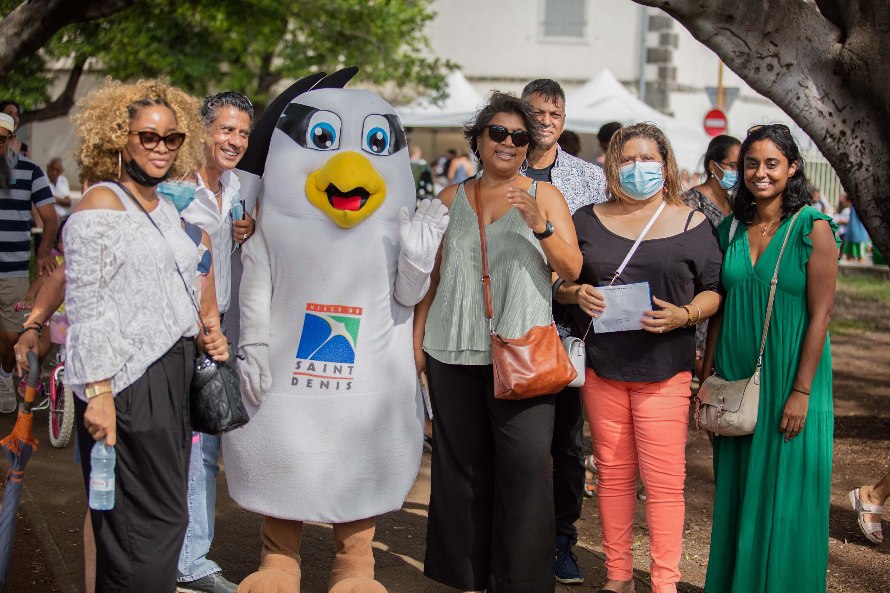 Les élu.e.s présents au Barachois avec la mascotte de la Ville