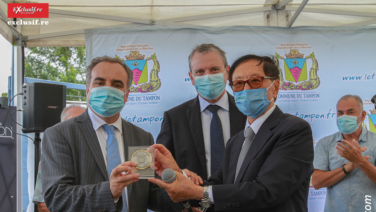 Remise de la médaille de la Ville du Tampon au Préfet de La Réunion Jacques Billant, et au Sous-Préfet de Saint-Pierre, Lucien Giudicelli