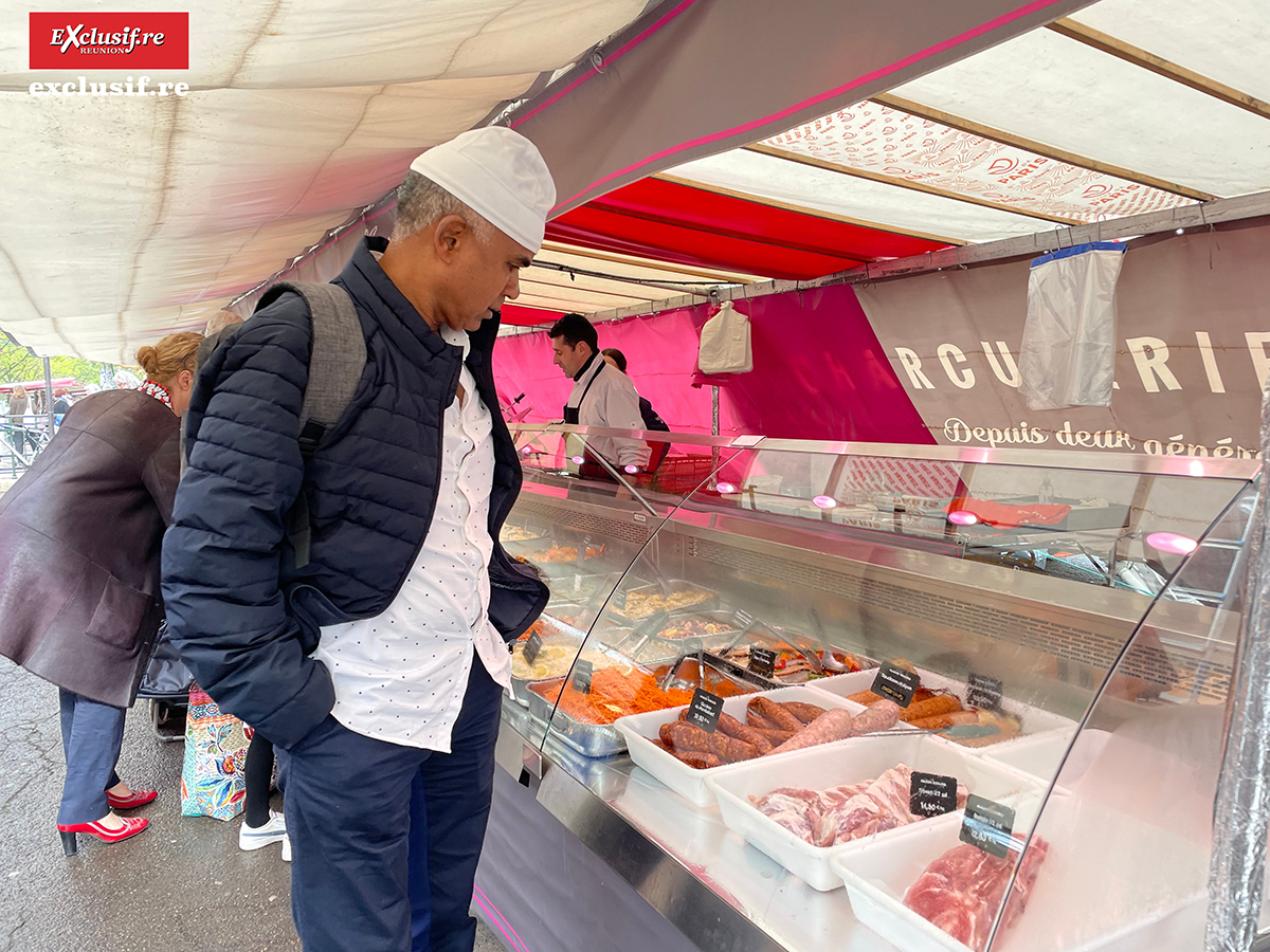 Jean-Pierre Vee découvre les saucisses de Paris. Il ne nous a pas donné son verdict
