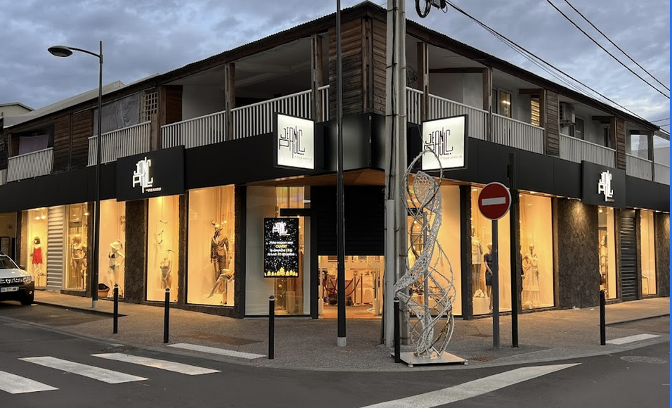 La boutique est située à l'angle des rues Victor le Vigoureux et Four à Chaux à Saint-Pierre (photo JPC)