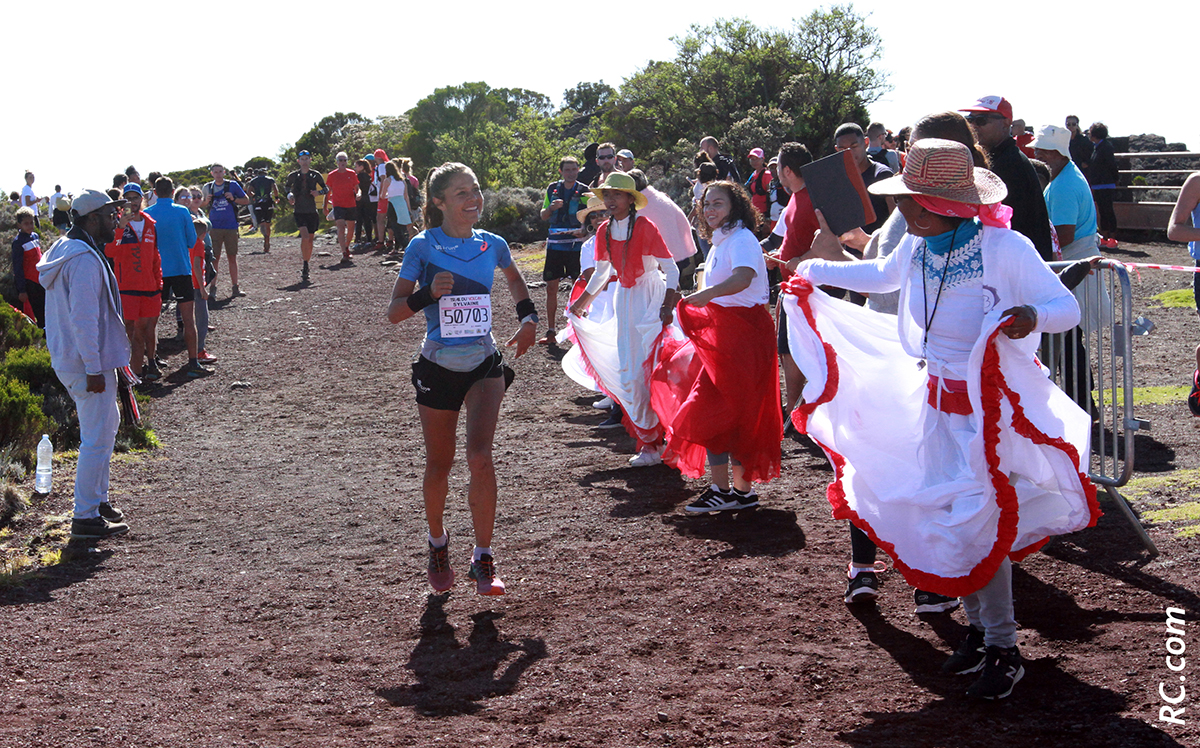 21 km, c'était un peu court pour la sympathique Sylvaine Cussot, qui a terminé 2ème du dernier Marathon des Sables. Mais elle était heureuse d'avoir été de la fête...