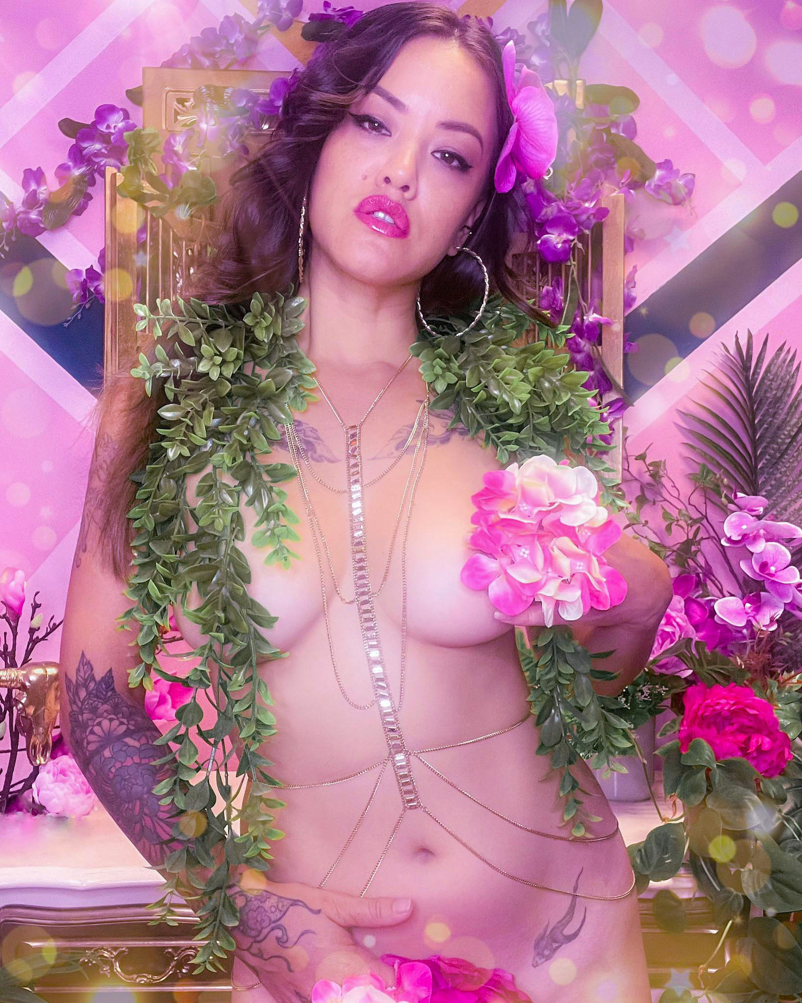 ... et parfois sans tenue, avec des fleurs!