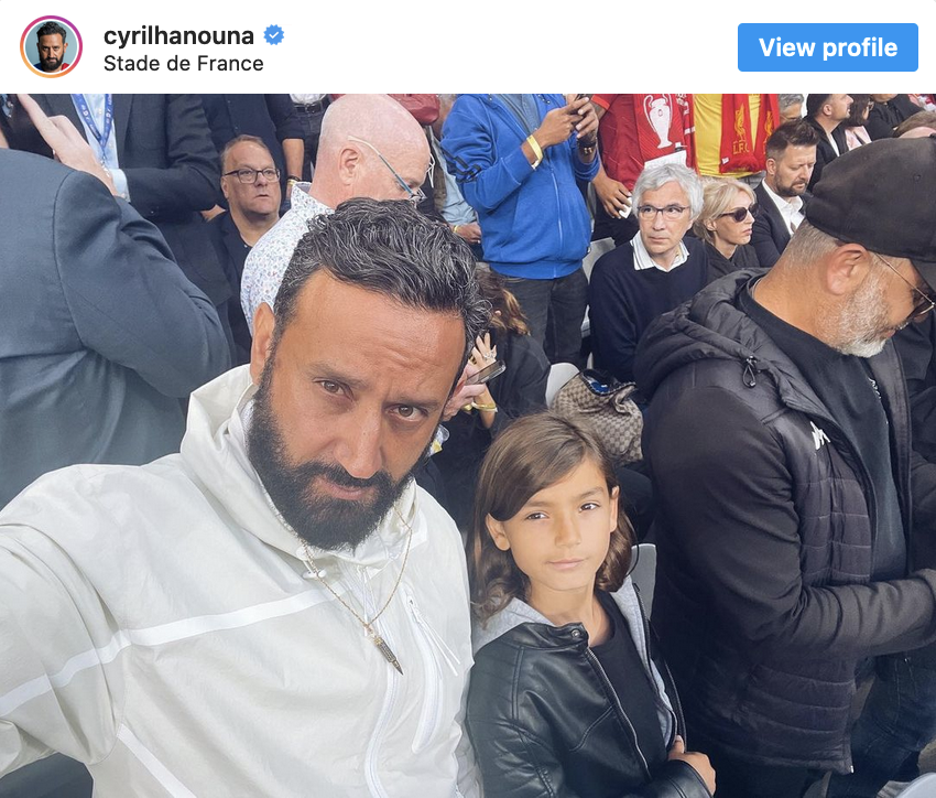 Cyril Hanouna et son fils Lino ont quand même pu assister au match après des péripéties... (photo Twitter)