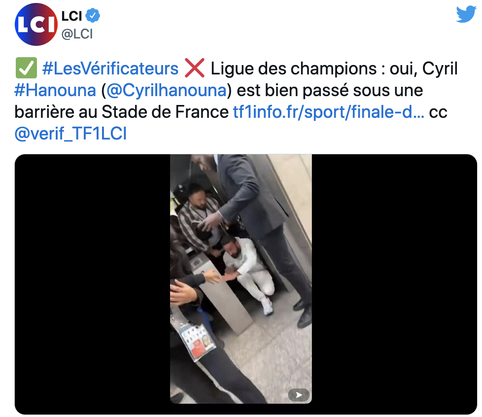 Le vigile l'a fait passer sous le tourniquet avec son fils