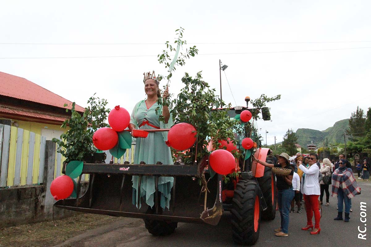 Nathalie Hoareau, La Fée Goyaviers,  en tête du cortège Nathalie Hoareau, La Fée Goyaviers,  en tête du cortège