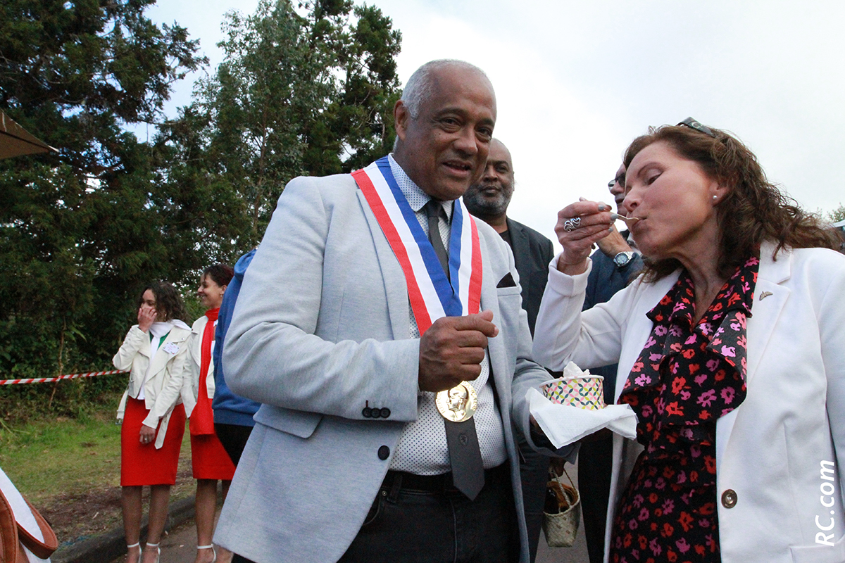 Johnny Payet son épouse et Sophie savourent ensemble un délicieux sorbet traditionnel au goyavier