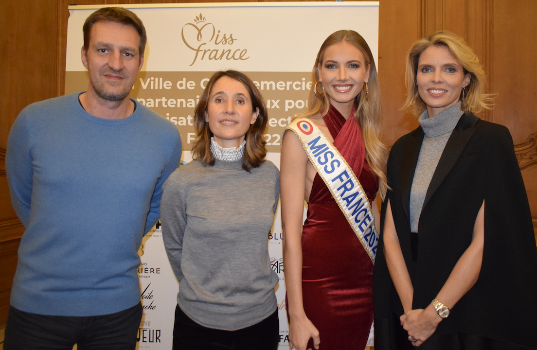 Frédéric Gilbert, producteur de Miss France, Alexia Laroche-Joubert, présidente Société Miss France, Amandine Petit, Miss France 2021, et Sylvie Tellier, directrice générale Miss France, à la mairie de Caen en décembre dernier (photo Exclusif.re)