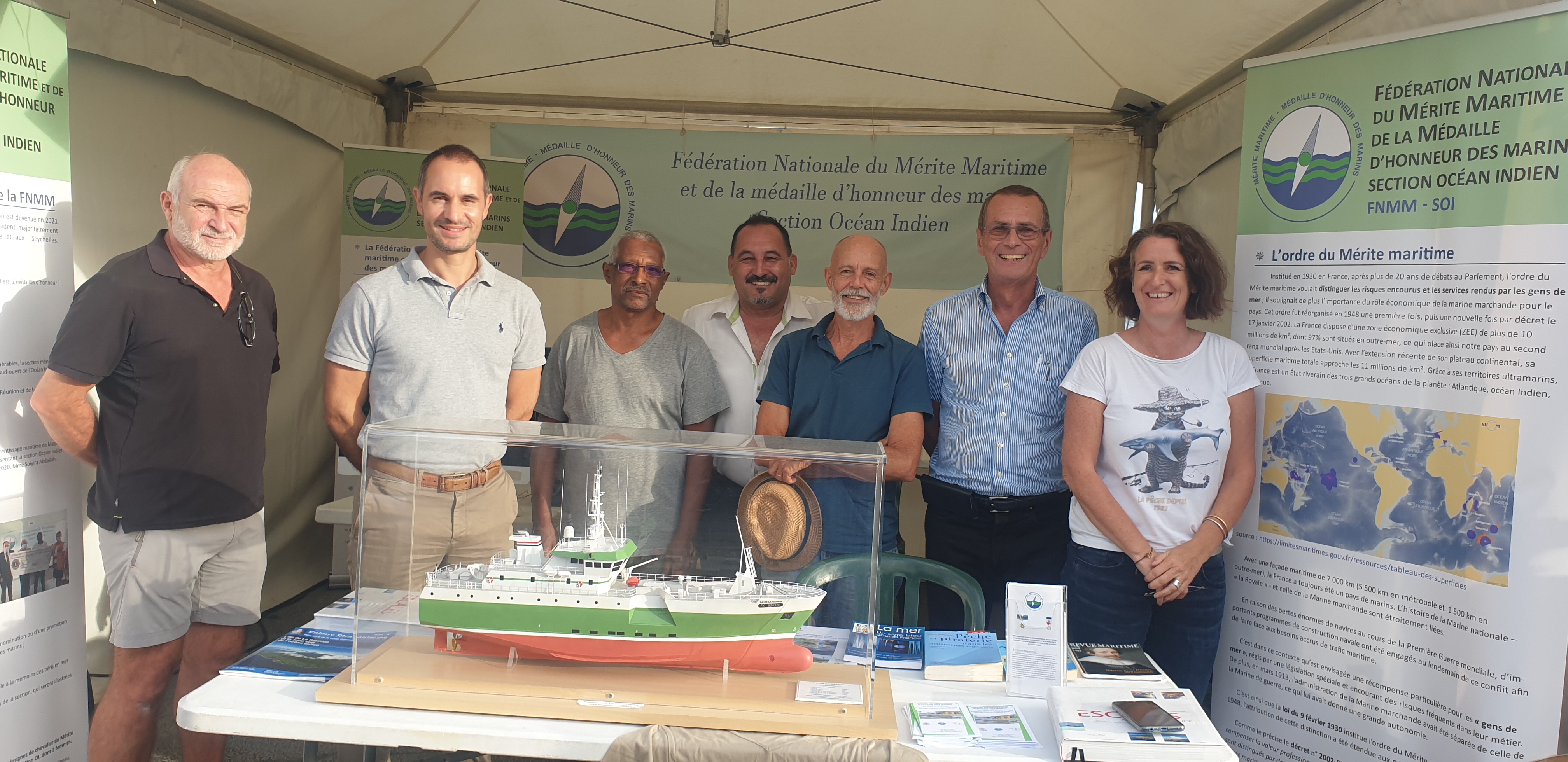 Le stand de la section Océan Indien de la FNMM, avec Pascal Bayle, Sébastien Camus, Jack Rica, Thierry Clot, Stéphane Ciccione, Bernard Salva et Emilie Richard