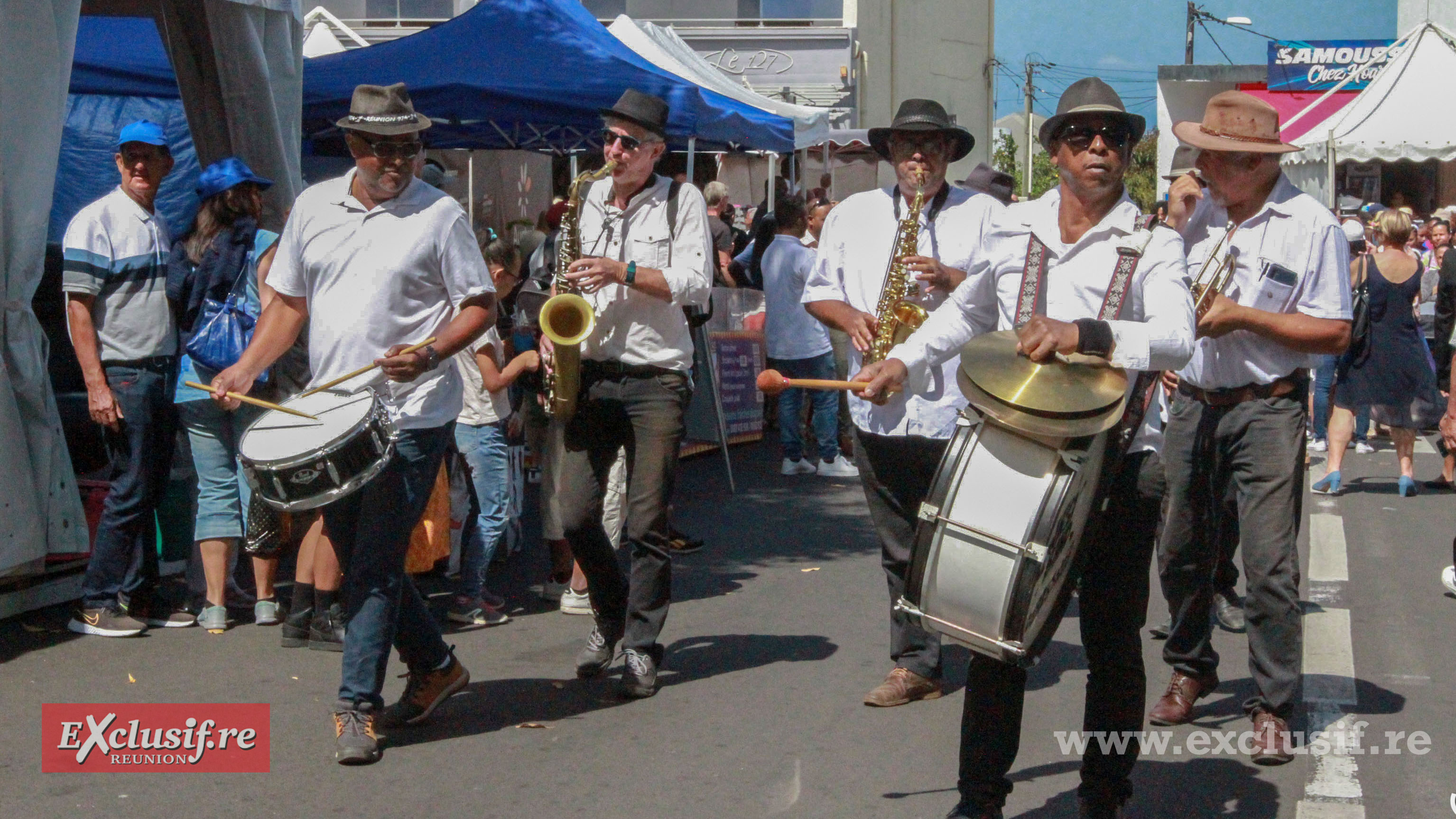L'orchestre en cuivre dans les rues de la ville