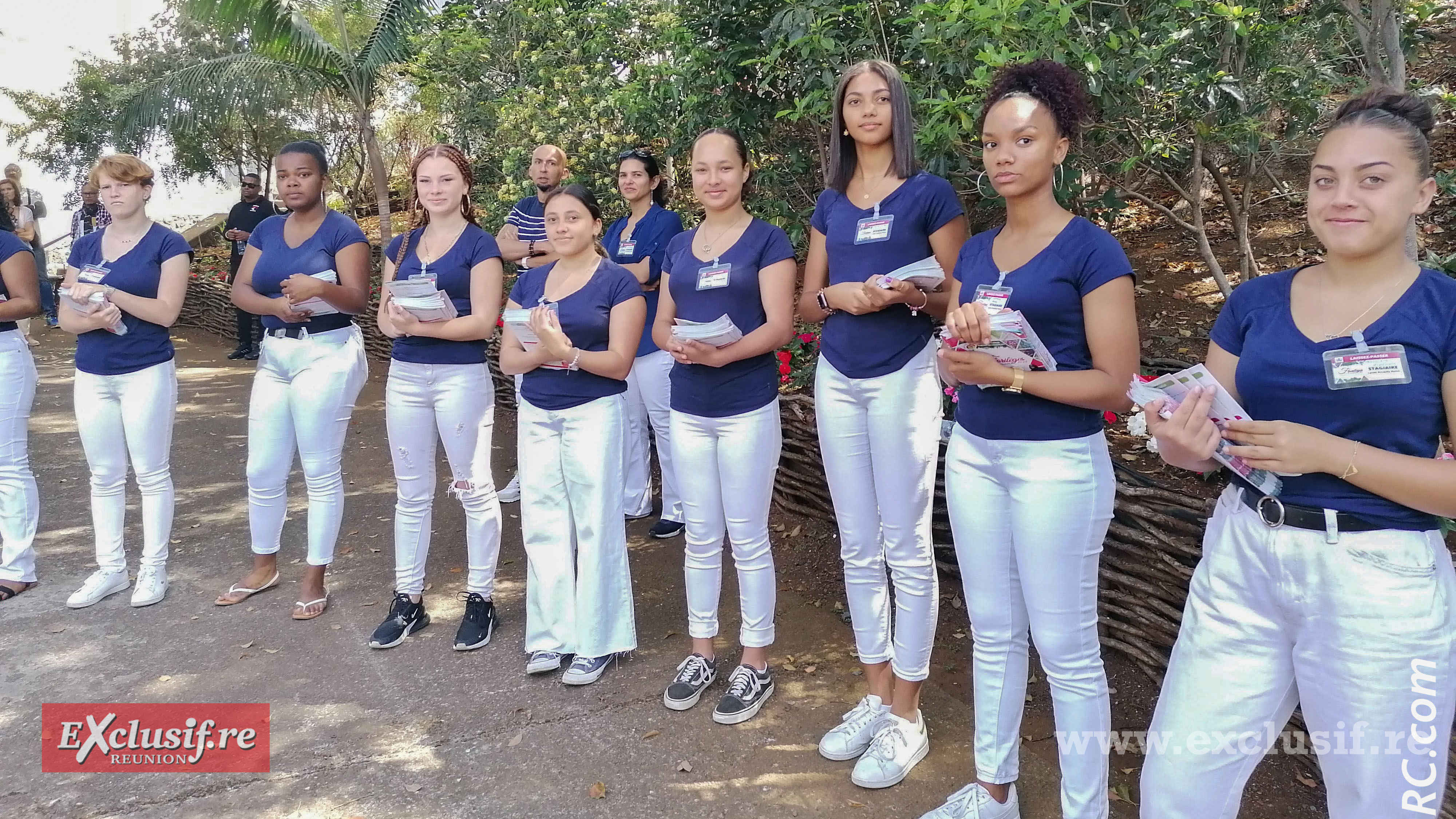 Des hôtesses d'accueil à l'entrée du parc