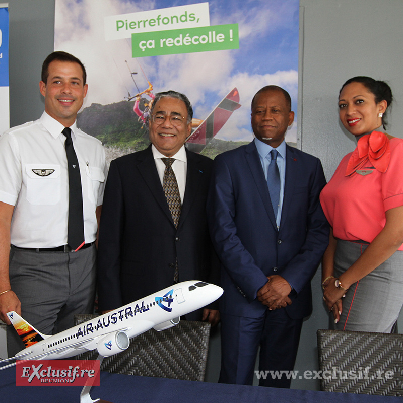 Donald Payen et Joseph Bréma avec le personnel d'Air Austral