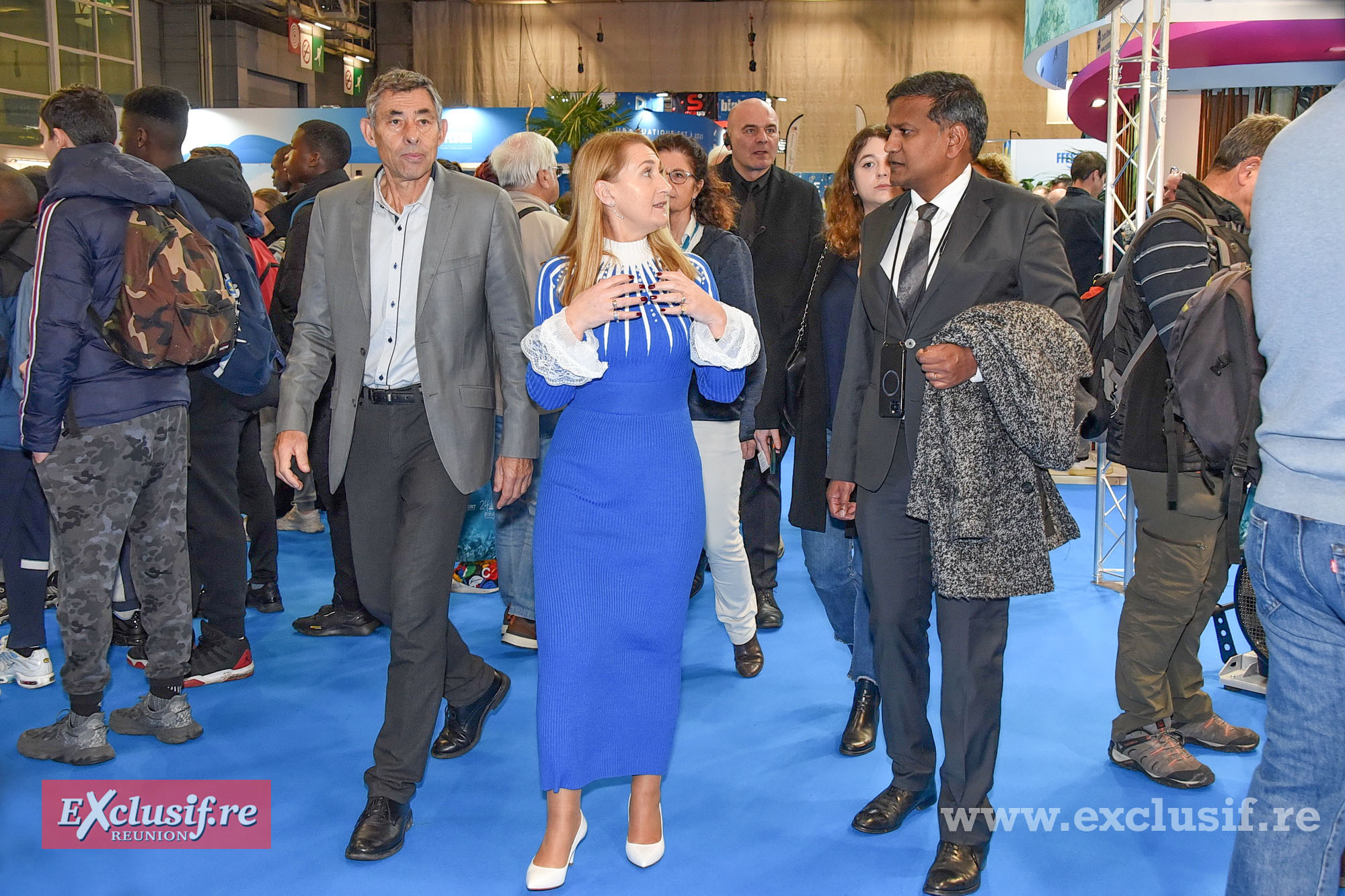 Hélène de Tayrac, présidente du Salon de la Plongée, avec le parrain du salon, François Sarano, et AshokAdicéam, directeur artistique et dirigeant d'espaces culturels, conseiller de l'ambassadeur des pôles et enjeux maritimes, Olivier Poivre d'Arvor