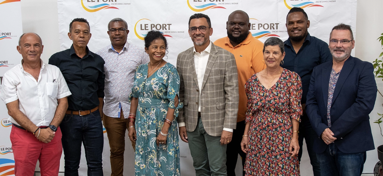 Le maire du Port Olivier Hoarau entouré de quelques élu.e.s