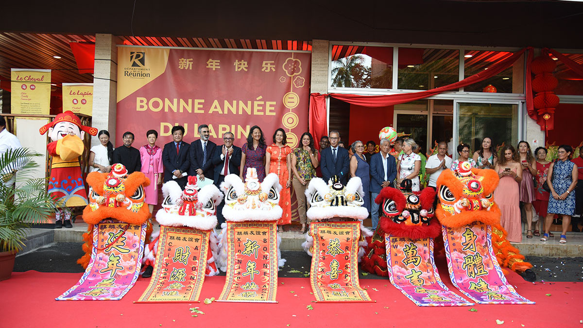 "Bonne année du Lapin d'eau!" "Bonne année du Lapin d'eau!"