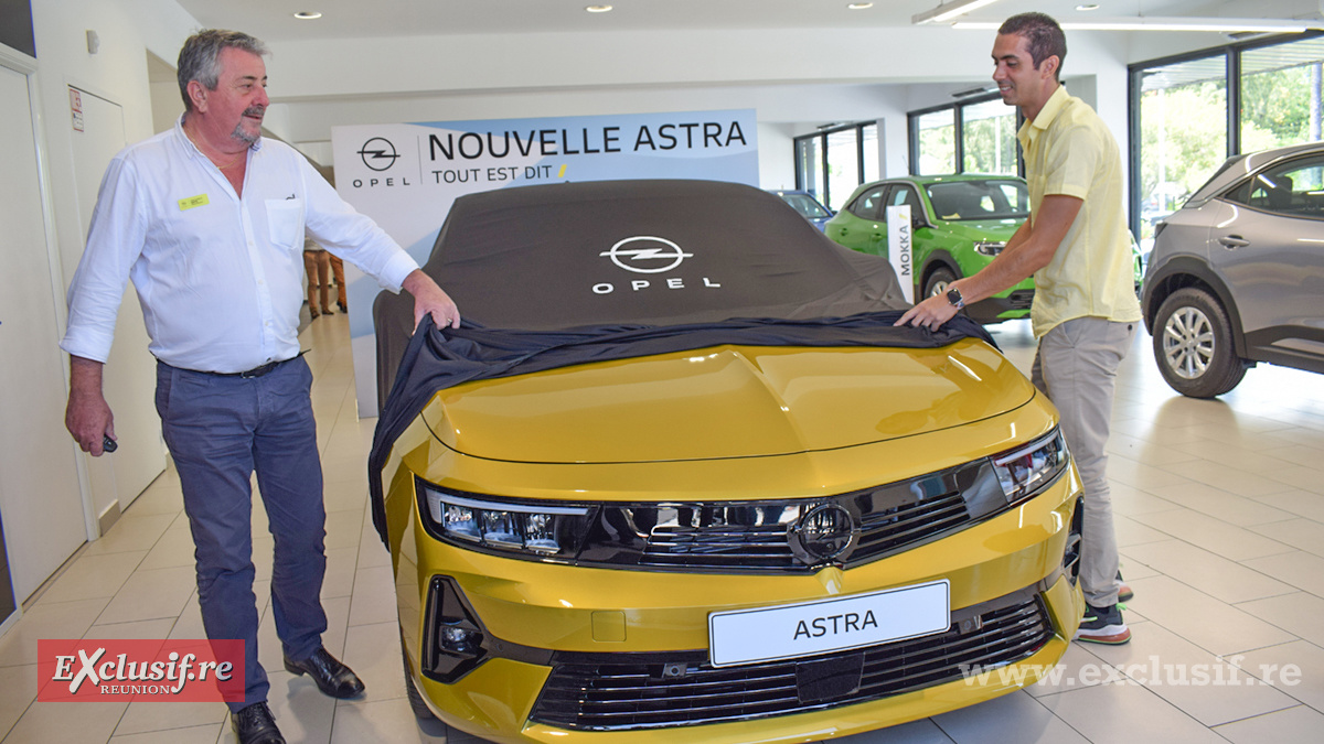 L'Astra dévoilée par Jean-Charle Cotto, directeur de la marque, et Jonathan Payet, ambassadeur du modèle