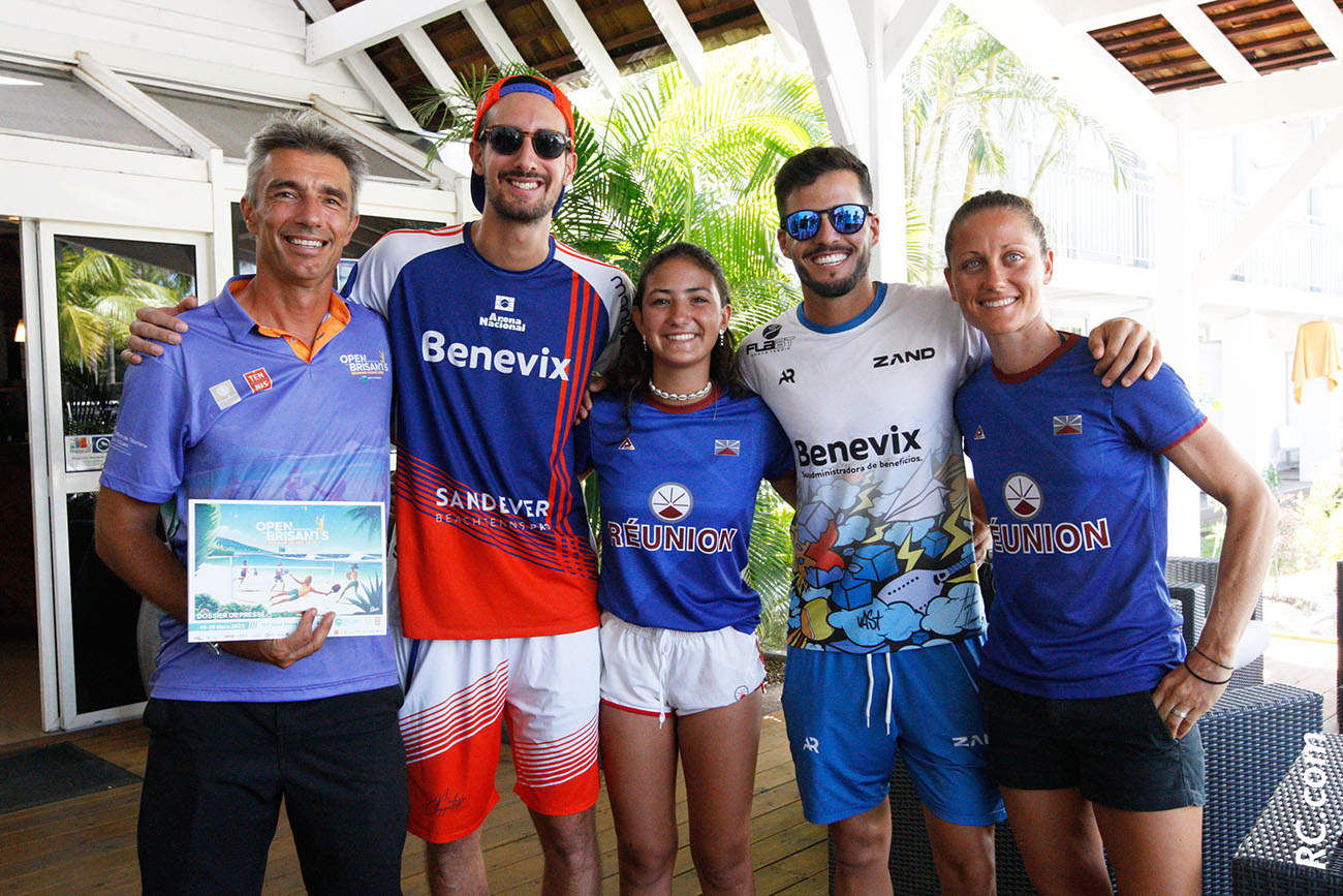 Renaud Bourjea, président de Bourbon Brisants Beachtennis - Michel Cappelleti  champion du monde,  Mohea Payet (Réunion), Antmoi Ramos, international et Lisa Jamais (Réunion)